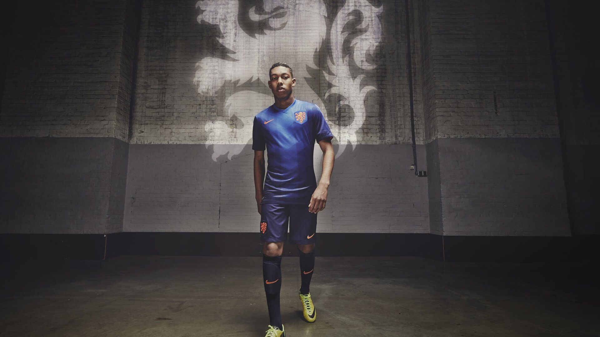 赛事精彩抢眼,球员飒爽英姿博得观众喝彩,球场飒爽的英姿